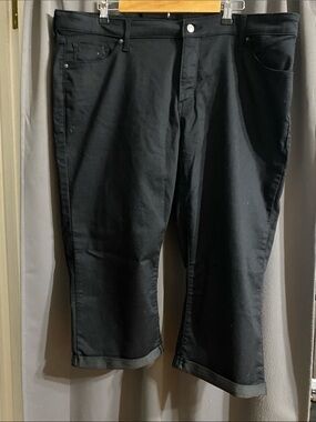 Levi's Black Denim Jean CAPRIS WO SIZE 22W  EUC CLEAN